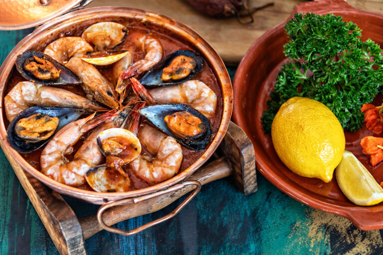 Plat de fruits de mer servis dans une cataplana sur la table d'un restaurant en Algarve au sud du Portugal