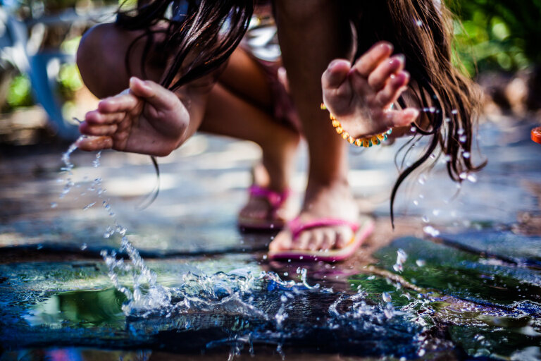 Enfant jouant avec de l'eau un après-midi d'été